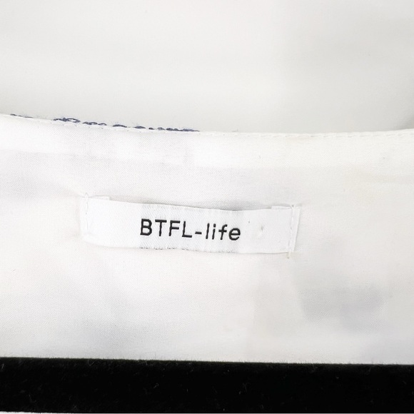 ✅ BTFL-life CRISS CROSS EMBROIDERED Blue/white cropped SIZE MEDIUM - Picture 6 of 8